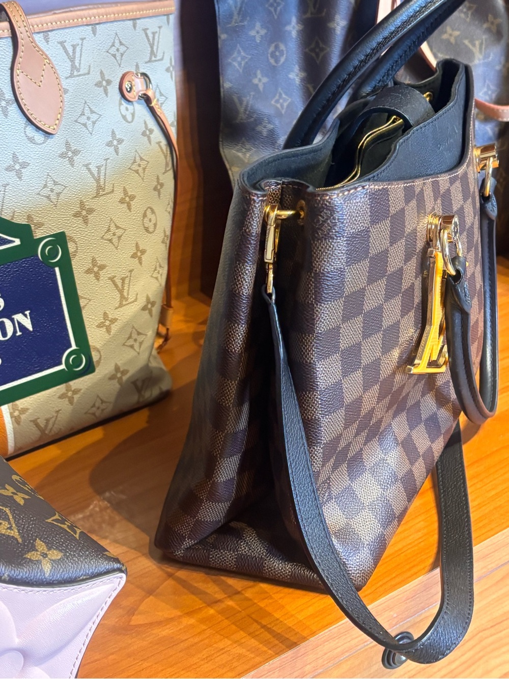 Gorgeous Louis Vuitton Riverside - Picture 4 of 16